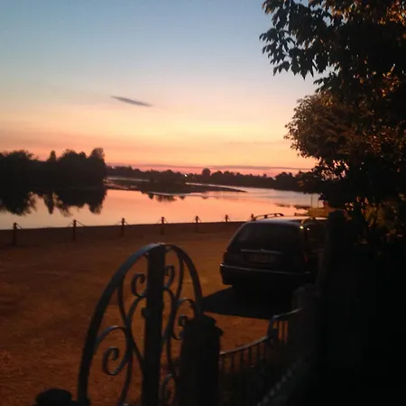 Lacale Face à La Rivière