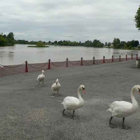 Lacale Face à La Rivière